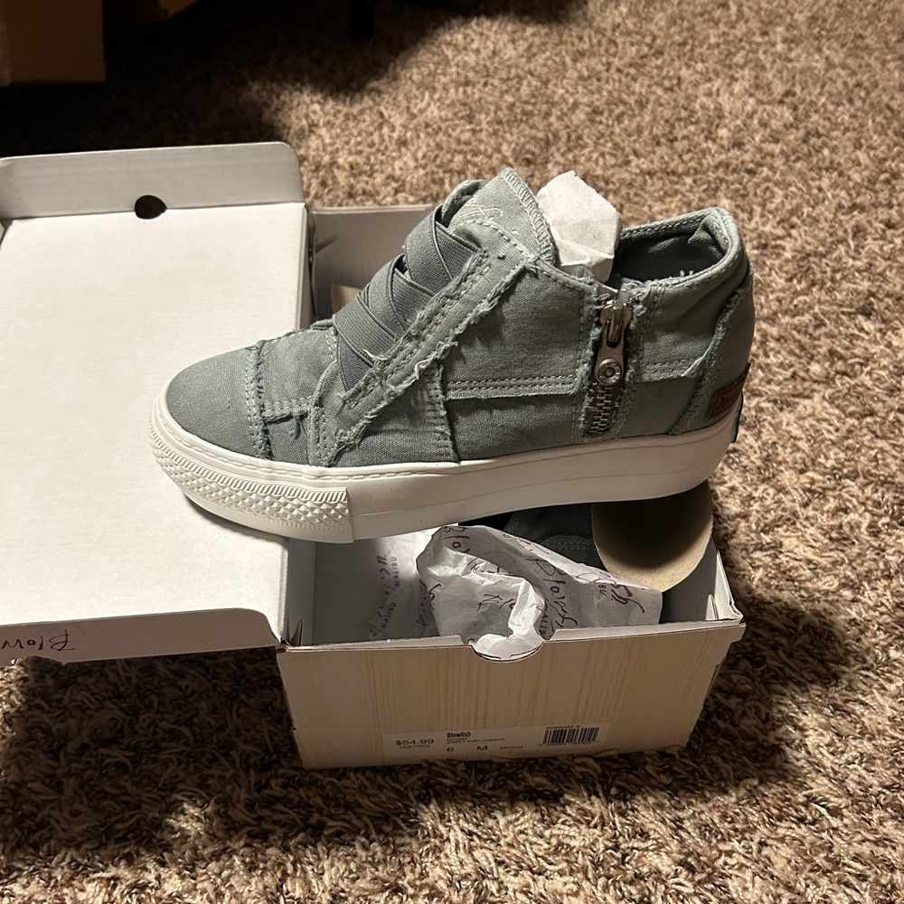 Blowfish Women zip up sneakers size 6 NWT FINAL Price